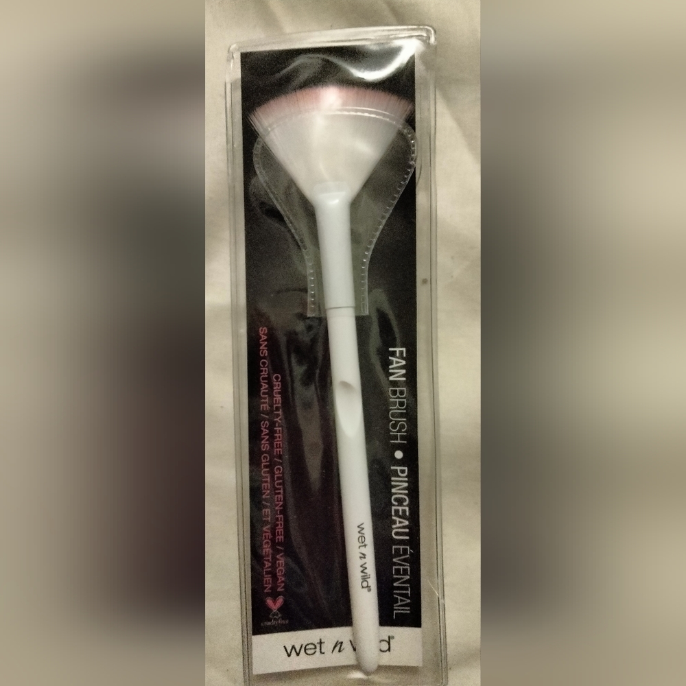 Wet N wild fan makeup brush